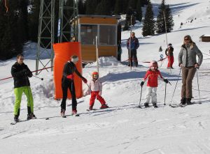 23-02-2011 KONINKLIJK HUIS: KONINKLIJKE FAMILIE OP WINTERSPORT IN LECH.Prins Willem-Alexander, Prinses Maxima,   Prinsessen Amalia, Alexia en Ariana. Koningin Beatrix, Prins Constantijn, Prinses Laurentien, Gravin  Eloise, Claus-Casimir en Leonore,Prinses Mabel en Prins Friso met hun kinderen Luana en Zaria poseerden weer voor de media in het Oostenrijkse Lech.
foto: Albert den Iseger.