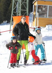 23-02-2011 KONINKLIJK HUIS: KONINKLIJKE FAMILIE OP WINTERSPORT IN LECH.Prins Willem-Alexander, Prinses Maxima,   Prinsessen Amalia, Alexia en Ariana. Koningin Beatrix, Prins Constantijn, Prinses Laurentien, Gravin  Eloise, Claus-Casimir en Leonore,Prinses Mabel en Prins Friso met hun kinderen Luana en Zaria poseerden weer voor de media in het Oostenrijkse Lech.
foto: Albert den Iseger.