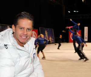 2-2-2011 SHOBIZZ; STERREN SCHITTEREN OP HET IJS. Tien bekende Nederlanders zullen wekelijks samen met hun vaste ice partner een kur schaatsen. Een deskundige jury beoordeelt de prestatie en samen met het publiek welk koppel er wekelijks afvalt. Nance en Gerard Joling presenteren Sterren Dansen op het Ijs.
foto: Albert den Iseger.