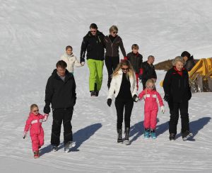 23-02-2011 KONINKLIJK HUIS: KONINKLIJKE FAMILIE OP WINTERSPORT IN LECH.Prins Willem-Alexander, Prinses Maxima,   Prinsessen Amalia, Alexia en Ariana. Koningin Beatrix, Prins Constantijn, Prinses Laurentien, Gravin  Eloise, Claus-Casimir en Leonore,Prinses Mabel en Prins Friso met hun kinderen Luana en Zaria poseerden weer voor de media in het Oostenrijkse Lech.
foto: Albert den Iseger.