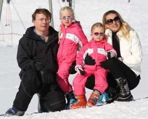 23-02-2011 KONINKLIJK HUIS: KONINKLIJKE FAMILIE OP WINTERSPORT IN LECH.Prins Willem-Alexander, Prinses Maxima,   Prinsessen Amalia, Alexia en Ariana. Koningin Beatrix, Prins Constantijn, Prinses Laurentien, Gravin  Eloise, Claus-Casimir en Leonore,Prinses Mabel en Prins Friso met hun kinderen Luana en Zaria poseerden weer voor de media in het Oostenrijkse Lech.
foto: Albert den Iseger.