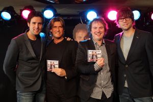 8-2-2011 SHOWBIZZ; CARLO & LEO ZIJN HELEMAAL HOLLANDS EN OER GEZELLIG. Carlo en Leo presenteerden hun nwe album. Tijdens de feestelijke presentatie ontvingen ze onder toeziend oog van vele camera_s  het eerste exemplaar uit handen van Nick & Simon.
foto: Albert den Iseger