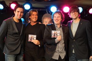 8-2-2011 SHOWBIZZ; CARLO & LEO ZIJN HELEMAAL HOLLANDS EN OER GEZELLIG. Carlo en Leo presenteerden hun nwe album. Tijdens de feestelijke presentatie ontvingen ze onder toeziend oog van vele camera_s  het eerste exemplaar uit handen van Nick & Simon.
foto: Albert den Iseger