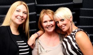 5-2-2011 SHOWBIZZ; DE DAMES ACHTER DE 3 JS. Jenney,Tiny en Denise zijn de stuwende krachten achter de successen van de 3 JS. Jan Dulles, Jaap Kwakman en Jaap de Witte houden de dames liever buiten de publiciteit maar voor weekblad PRIVE maken ze slechts voor een keer een uitzondering. En de dames verdienen het om een keer in het zonnetje te worden gezet. Wij staan als een blok achter onze mannen, net als de rest van Nederland zo vertelde Denise mij. Wij gaan straks ook mee naar Dusseldorf om onze mannen te steunen daar waar nodig is.
foto: Albert den Iseger.
