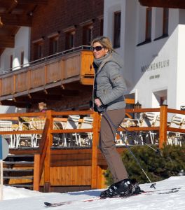 23-02-2011 KONINKLIJK HUIS: KONINKLIJKE FAMILIE OP WINTERSPORT IN LECH.Prins Willem-Alexander, Prinses Maxima,   Prinsessen Amalia, Alexia en Ariana. Koningin Beatrix, Prins Constantijn, Prinses Laurentien, Gravin  Eloise, Claus-Casimir en Leonore,Prinses Mabel en Prins Friso met hun kinderen Luana en Zaria poseerden weer voor de media in het Oostenrijkse Lech.
foto: Albert den Iseger.