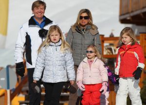 23-02-2011 KONINKLIJK HUIS: KONINKLIJKE FAMILIE OP WINTERSPORT IN LECH.Prins Willem-Alexander, Prinses Maxima,   Prinsessen Amalia, Alexia en Ariana. Koningin Beatrix, Prins Constantijn, Prinses Laurentien, Gravin  Eloise, Claus-Casimir en Leonore,Prinses Mabel en Prins Friso met hun kinderen Luana en Zaria poseerden weer voor de media in het Oostenrijkse Lech.
foto: Albert den Iseger.