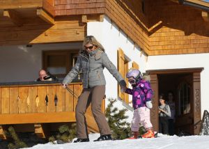 23-02-2011 KONINKLIJK HUIS: KONINKLIJKE FAMILIE OP WINTERSPORT IN LECH.Prins Willem-Alexander, Prinses Maxima,   Prinsessen Amalia, Alexia en Ariana. Koningin Beatrix, Prins Constantijn, Prinses Laurentien, Gravin  Eloise, Claus-Casimir en Leonore,Prinses Mabel en Prins Friso met hun kinderen Luana en Zaria poseerden weer voor de media in het Oostenrijkse Lech.
foto: Albert den Iseger.