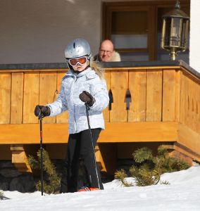 23-02-2011 KONINKLIJK HUIS: KONINKLIJKE FAMILIE OP WINTERSPORT IN LECH.Prins Willem-Alexander, Prinses Maxima,   Prinsessen Amalia, Alexia en Ariana. Koningin Beatrix, Prins Constantijn, Prinses Laurentien, Gravin  Eloise, Claus-Casimir en Leonore,Prinses Mabel en Prins Friso met hun kinderen Luana en Zaria poseerden weer voor de media in het Oostenrijkse Lech.
foto: Albert den Iseger.