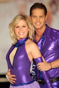2-2-2011 SHOBIZZ; STERREN SCHITTEREN OP HET IJS. Tien bekende Nederlanders zullen wekelijks samen met hun vaste ice partner een kur schaatsen. Een deskundige jury beoordeelt de prestatie en samen met het publiek welk koppel er wekelijks afvalt. Nance en Gerard Joling presenteren Sterren Dansen op het Ijs.
foto: Albert den Iseger.