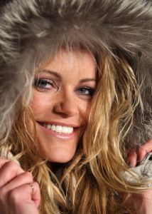 2-2-2011 SHOBIZZ; STERREN SCHITTEREN OP HET IJS. Tien bekende Nederlanders zullen wekelijks samen met hun vaste ice partner een kur schaatsen. Een deskundige jury beoordeelt de prestatie en samen met het publiek welk koppel er wekelijks afvalt. Nance en Gerard Joling presenteren Sterren Dansen op het Ijs.
foto: Albert den Iseger.