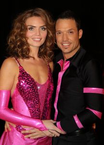 2-2-2011 SHOBIZZ; STERREN SCHITTEREN OP HET IJS. Tien bekende Nederlanders zullen wekelijks samen met hun vaste ice partner een kur schaatsen. Een deskundige jury beoordeelt de prestatie en samen met het publiek welk koppel er wekelijks afvalt. Nance en Gerard Joling presenteren Sterren Dansen op het Ijs.
foto: Albert den Iseger.