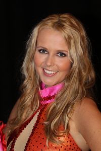 2-2-2011 SHOBIZZ; STERREN SCHITTEREN OP HET IJS. Tien bekende Nederlanders zullen wekelijks samen met hun vaste ice partner een kur schaatsen. Een deskundige jury beoordeelt de prestatie en samen met het publiek welk koppel er wekelijks afvalt. Nance en Gerard Joling presenteren Sterren Dansen op het Ijs.
foto: Albert den Iseger.