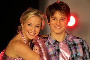 2-2-2011 SHOBIZZ; STERREN SCHITTEREN OP HET IJS. Tien bekende Nederlanders zullen wekelijks samen met hun vaste ice partner een kur schaatsen. Een deskundige jury beoordeelt de prestatie en samen met het publiek welk koppel er wekelijks afvalt. Nance en Gerard Joling presenteren Sterren Dansen op het Ijs.
foto: Albert den Iseger.