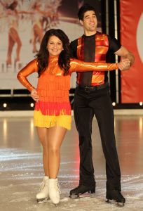 2-2-2011 SHOBIZZ; STERREN SCHITTEREN OP HET IJS. Tien bekende Nederlanders zullen wekelijks samen met hun vaste ice partner een kur schaatsen. Een deskundige jury beoordeelt de prestatie en samen met het publiek welk koppel er wekelijks afvalt. Nance en Gerard Joling presenteren Sterren Dansen op het Ijs.
foto: Albert den Iseger.