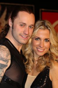 2-2-2011 SHOBIZZ; STERREN SCHITTEREN OP HET IJS. Tien bekende Nederlanders zullen wekelijks samen met hun vaste ice partner een kur schaatsen. Een deskundige jury beoordeelt de prestatie en samen met het publiek welk koppel er wekelijks afvalt. Nance en Gerard Joling presenteren Sterren Dansen op het Ijs.
foto: Albert den Iseger.