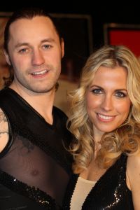 2-2-2011 SHOBIZZ; STERREN SCHITTEREN OP HET IJS. Tien bekende Nederlanders zullen wekelijks samen met hun vaste ice partner een kur schaatsen. Een deskundige jury beoordeelt de prestatie en samen met het publiek welk koppel er wekelijks afvalt. Nance en Gerard Joling presenteren Sterren Dansen op het Ijs.
foto: Albert den Iseger.