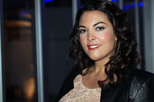 04-02-2012 SHOWBIZZ; CARO EMERALD KRIJGT IN DUITSLAND GOUDEN CAMERA. Een Duits programma blad heeft Emerald een Gouden Camera gegeven omdat zij op geheel eigen wijze en op een fascinerende wijze manier haar muziek ten gehore brengt. Ondanks dat haar liedjes  oud zijn brengt zij het op een nieuwe manier die verfrissend en nieuw zijn. Caro  heeft sinds 2009 een ongekend succes.
foto: Albert den Iseger