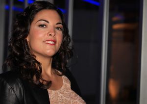 04-02-2012 SHOWBIZZ; CARO EMERALD KRIJGT IN DUITSLAND GOUDEN CAMERA. Een Duits programma blad heeft Emerald een Gouden Camera gegeven omdat zij op geheel eigen wijze en op een fascinerende wijze manier haar muziek ten gehore brengt. Ondanks dat haar liedjes  oud zijn brengt zij het op een nieuwe manier die verfrissend en nieuw zijn. Caro  heeft sinds 2009 een ongekend succes.
foto: Albert den Iseger