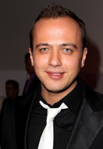 02-02-2012 SHOWBIZZ; L.A. THE VOICES PREMIERE EMOTIONEEL EN GROOT SUCCES. Het was een premiere waar Gordon lang van had gedroomd. Met zijn Voices en zijn grote liefde Raoul had Gordon de avond van zijn leven.Vele vrienden waren naar Utrecht gekomen om het feestje mee te beleven. Het werd echter geen feestje maar een groot feest vol met mooie muziek_emotie en liefde.
foto: Albert den Iseger