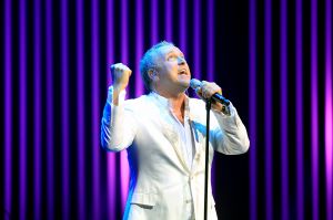 02-02-2012 SHOWBIZZ; L.A. THE VOICES PREMIERE EMOTIONEEL EN GROOT SUCCES. Het was een premiere waar Gordon lang van had gedroomd. Met zijn Voices en zijn grote liefde Raoul had Gordon de avond van zijn leven.Vele vrienden waren naar Utrecht gekomen om het feestje mee te beleven. Het werd echter geen feestje maar een groot feest vol met mooie muziek_emotie en liefde.
foto: Albert den Iseger