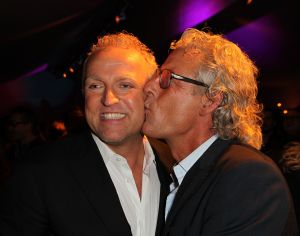02-02-2012 SHOWBIZZ; L.A. THE VOICES PREMIERE EMOTIONEEL EN GROOT SUCCES. Het was een premiere waar Gordon lang van had gedroomd. Met zijn Voices en zijn grote liefde Raoul had Gordon de avond van zijn leven.Vele vrienden waren naar Utrecht gekomen om het feestje mee te beleven. Het werd echter geen feestje maar een groot feest vol met mooie muziek_emotie en liefde.
foto: Albert den Iseger