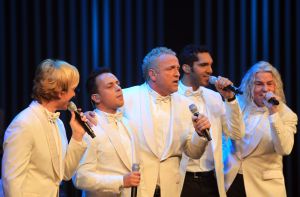 02-02-2012 SHOWBIZZ; L.A. THE VOICES PREMIERE EMOTIONEEL EN GROOT SUCCES. Het was een premiere waar Gordon lang van had gedroomd. Met zijn Voices en zijn grote liefde Raoul had Gordon de avond van zijn leven.Vele vrienden waren naar Utrecht gekomen om het feestje mee te beleven. Het werd echter geen feestje maar een groot feest vol met mooie muziek_emotie en liefde.
foto: Albert den Iseger