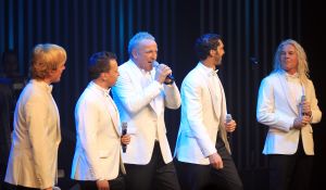 02-02-2012 SHOWBIZZ; L.A. THE VOICES PREMIERE EMOTIONEEL EN GROOT SUCCES. Het was een premiere waar Gordon lang van had gedroomd. Met zijn Voices en zijn grote liefde Raoul had Gordon de avond van zijn leven.Vele vrienden waren naar Utrecht gekomen om het feestje mee te beleven. Het werd echter geen feestje maar een groot feest vol met mooie muziek_emotie en liefde.
foto: Albert den Iseger