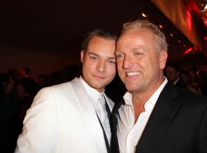02-02-2012 SHOWBIZZ; L.A. THE VOICES PREMIERE EMOTIONEEL EN GROOT SUCCES. Het was een premiere waar Gordon lang van had gedroomd. Met zijn Voices en zijn grote liefde Raoul had Gordon de avond van zijn leven.Vele vrienden waren naar Utrecht gekomen om het feestje mee te beleven. Het werd echter geen feestje maar een groot feest vol met mooie muziek_emotie en liefde.
foto: Albert den Iseger