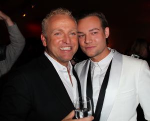02-02-2012 SHOWBIZZ; L.A. THE VOICES PREMIERE EMOTIONEEL EN GROOT SUCCES. Het was een premiere waar Gordon lang van had gedroomd. Met zijn Voices en zijn grote liefde Raoul had Gordon de avond van zijn leven.Vele vrienden waren naar Utrecht gekomen om het feestje mee te beleven. Het werd echter geen feestje maar een groot feest vol met mooie muziek_emotie en liefde.
foto: Albert den Iseger