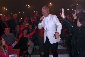 02-02-2012 SHOWBIZZ; L.A. THE VOICES PREMIERE EMOTIONEEL EN GROOT SUCCES. Het was een premiere waar Gordon lang van had gedroomd. Met zijn Voices en zijn grote liefde Raoul had Gordon de avond van zijn leven.Vele vrienden waren naar Utrecht gekomen om het feestje mee te beleven. Het werd echter geen feestje maar een groot feest vol met mooie muziek_emotie en liefde.
foto: Albert den Iseger