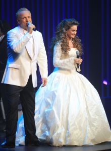 02-02-2012 SHOWBIZZ; L.A. THE VOICES PREMIERE EMOTIONEEL EN GROOT SUCCES. Het was een premiere waar Gordon lang van had gedroomd. Met zijn Voices en zijn grote liefde Raoul had Gordon de avond van zijn leven.Vele vrienden waren naar Utrecht gekomen om het feestje mee te beleven. Het werd echter geen feestje maar een groot feest vol met mooie muziek_emotie en liefde.
foto: Albert den Iseger
