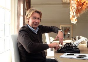 16-02-2012 SHOWBIZZ; HANS KRAAY JR. ZEGT: IK BEN NOG STEEDS EEN SCHOFFIE. Hans en Sofie wonen nog steeds in het land van Flipje en zijn nog steeds dol verliefd op elkaar. Yvonne Hoebe en ik vlogen naar deze uithoek en maakten een oprecht verhaal over Hans Kraay Jr. van vandaag_gisteren en overmorgen. Een schoffie zal ik altijd wel blijven zo zei Hans in het interview dat deze week in weekblad PRIVE staat.
foto: Albert den Iseger
