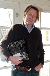 16-02-2012 SHOWBIZZ; HANS KRAAY JR. ZEGT: IK BEN NOG STEEDS EEN SCHOFFIE. Hans en Sofie wonen nog steeds in het land van Flipje en zijn nog steeds dol verliefd op elkaar. Yvonne Hoebe en ik vlogen naar deze uithoek en maakten een oprecht verhaal over Hans Kraay Jr. van vandaag_gisteren en overmorgen. Een schoffie zal ik altijd wel blijven zo zei Hans in het interview dat deze week in weekblad PRIVE staat.
foto: Albert den Iseger