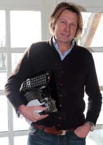 16-02-2012 SHOWBIZZ; HANS KRAAY JR. ZEGT: IK BEN NOG STEEDS EEN SCHOFFIE. Hans en Sofie wonen nog steeds in het land van Flipje en zijn nog steeds dol verliefd op elkaar. Yvonne Hoebe en ik vlogen naar deze uithoek en maakten een oprecht verhaal over Hans Kraay Jr. van vandaag_gisteren en overmorgen. Een schoffie zal ik altijd wel blijven zo zei Hans in het interview dat deze week in weekblad PRIVE staat.
foto: Albert den Iseger