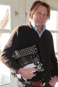 16-02-2012 SHOWBIZZ; HANS KRAAY JR. ZEGT: IK BEN NOG STEEDS EEN SCHOFFIE. Hans en Sofie wonen nog steeds in het land van Flipje en zijn nog steeds dol verliefd op elkaar. Yvonne Hoebe en ik vlogen naar deze uithoek en maakten een oprecht verhaal over Hans Kraay Jr. van vandaag_gisteren en overmorgen. Een schoffie zal ik altijd wel blijven zo zei Hans in het interview dat deze week in weekblad PRIVE staat.
foto: Albert den Iseger