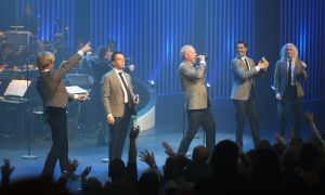 02-02-2012 SHOWBIZZ; L.A. THE VOICES PREMIERE EMOTIONEEL EN GROOT SUCCES. Het was een premiere waar Gordon lang van had gedroomd. Met zijn Voices en zijn grote liefde Raoul had Gordon de avond van zijn leven.Vele vrienden waren naar Utrecht gekomen om het feestje mee te beleven. Het werd echter geen feestje maar een groot feest vol met mooie muziek_emotie en liefde.
foto: Albert den Iseger