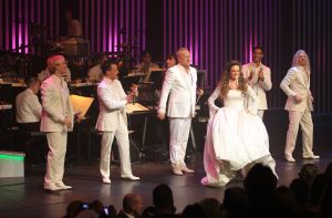 02-02-2012 SHOWBIZZ; L.A. THE VOICES PREMIERE EMOTIONEEL EN GROOT SUCCES. Het was een premiere waar Gordon lang van had gedroomd. Met zijn Voices en zijn grote liefde Raoul had Gordon de avond van zijn leven.Vele vrienden waren naar Utrecht gekomen om het feestje mee te beleven. Het werd echter geen feestje maar een groot feest vol met mooie muziek_emotie en liefde.
foto: Albert den Iseger
