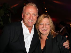 02-02-2012 SHOWBIZZ; L.A. THE VOICES PREMIERE EMOTIONEEL EN GROOT SUCCES. Het was een premiere waar Gordon lang van had gedroomd. Met zijn Voices en zijn grote liefde Raoul had Gordon de avond van zijn leven.Vele vrienden waren naar Utrecht gekomen om het feestje mee te beleven. Het werd echter geen feestje maar een groot feest vol met mooie muziek_emotie en liefde.
foto: Albert den Iseger