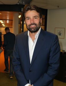 24-02-2012 SHOWBIZZ; REINOUT OERLEMANS TEKENT BIJ DE AVRO CONTRACT VOOR 2 JAAR. Eye works baas Reinout Oerlemans keert terug als presentator bij de Avro. Na jaren als TV producent en als filmmaker gaat Reinout richting de dansvloer bij de AVRO. Reinout word er de host van het groots opzette STRICTLY COME DANCING programma, een prestigieuze BBC show die als de moeder van alle dans en ijsdans programma s word gezien. Daarnaast zal Reinout ook de TELEVISIERRING GALA voor zijn rekening nemen.
foto: Albert den Iseger

