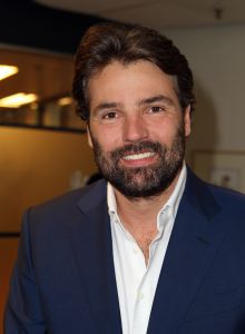 24-02-2012 SHOWBIZZ; REINOUT OERLEMANS TEKENT CONTRACT BIJ AVRO VOOR 2 JAAR. Eye works baas Reinout Oerlemans keert terug als presentator bij de AVRO. Na jaren als
 producent en als filmmaker gaat Reinout richting de dansvloer bij de AVRO. Reinout word er de host van het groots opzette STRICTLY COME DANCING programma, een prestigieuze BBC show die als de moeder van alle dans en ijsdans programma s word gezien. Daarnaast zal Reinout ook de TELEVISIERRING GALA voor zijn rekening nemen.
foto: Albert den Iseger