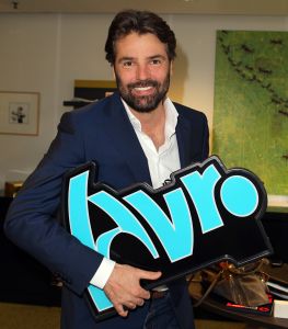 24-02-2012 SHOWBIZZ; REINOUT OERLEMANS TEKENT CONTRACT BIJ AVRO VOOR 2 JAAR. Eye works baas Reinout Oerlemans keert terug als presentator bij de AVRO. Na jaren als
 producent en als filmmaker gaat Reinout richting de dansvloer bij de AVRO. Reinout word er de host van het groots opzette STRICTLY COME DANCING programma, een prestigieuze BBC show die als de moeder van alle dans en ijsdans programma s word gezien. Daarnaast zal Reinout ook de TELEVISIERRING GALA voor zijn rekening nemen.
foto: Albert den Iseger