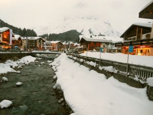           18-02-2013 KONINKLIJK HUIS: KONINKLIJKE FAMILIE IN LECH VOOR WINTERSPORT VAKANTIE.
Lech - In het Oostenrijkse Lech was maandagochtend om 10 uur het fotomoment van de koninklijke familie. Prinses Mabel en haar kinderen waren daar niet bij, maar zij is wel in Lech.
In het kerkje in Lech werd zondagavond een herdenkingsdienst gehouden voor prins Friso die vorig jaar ernstig gewond raakte toen hij onder een lawine terecht kwam. 

Hij ligt nog steeds met ernstig letsel in het ziekenhuis in Londen. Het fotomoment aan het begin van de wintersport vakantie was de laatste voor koningin Beatrix in de hoedanigheid als koningin. Daardoor was er veel meer pers aanwezig dan in voorgaande jaren.
foto: Albert den Iseger.