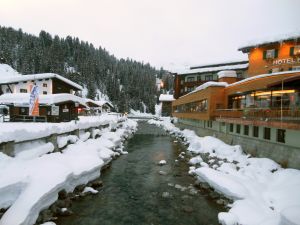           18-02-2013 KONINKLIJK HUIS: KONINKLIJKE FAMILIE IN LECH VOOR WINTERSPORT VAKANTIE.
Lech - In het Oostenrijkse Lech was maandagochtend om 10 uur het fotomoment van de koninklijke familie. Prinses Mabel en haar kinderen waren daar niet bij, maar zij is wel in Lech.
In het kerkje in Lech werd zondagavond een herdenkingsdienst gehouden voor prins Friso die vorig jaar ernstig gewond raakte toen hij onder een lawine terecht kwam. 

Hij ligt nog steeds met ernstig letsel in het ziekenhuis in Londen. Het fotomoment aan het begin van de wintersport vakantie was de laatste voor koningin Beatrix in de hoedanigheid als koningin. Daardoor was er veel meer pers aanwezig dan in voorgaande jaren.
foto: Albert den Iseger.