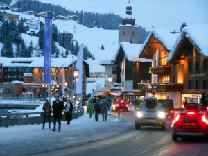           18-02-2013 KONINKLIJK HUIS: KONINKLIJKE FAMILIE IN LECH VOOR WINTERSPORT VAKANTIE.
Lech - In het Oostenrijkse Lech was maandagochtend om 10 uur het fotomoment van de koninklijke familie. Prinses Mabel en haar kinderen waren daar niet bij, maar zij is wel in Lech.
In het kerkje in Lech werd zondagavond een herdenkingsdienst gehouden voor prins Friso die vorig jaar ernstig gewond raakte toen hij onder een lawine terecht kwam. 

Hij ligt nog steeds met ernstig letsel in het ziekenhuis in Londen. Het fotomoment aan het begin van de wintersport vakantie was de laatste voor koningin Beatrix in de hoedanigheid als koningin. Daardoor was er veel meer pers aanwezig dan in voorgaande jaren.
foto: Albert den Iseger.