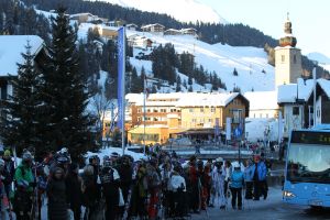18-02-2013 KONINKLIJK HUIS: KONINKLIJKE FAMILIE IN LECH VOOR WINTERSPORT VAKANTIE.
Lech - In het Oostenrijkse Lech was maandagochtend om 10 uur het fotomoment van de koninklijke familie. Prinses Mabel en haar kinderen waren daar niet bij, maar zij is wel in Lech.
In het kerkje in Lech werd zondagavond een herdenkingsdienst gehouden voor prins Friso die vorig jaar ernstig gewond raakte toen hij onder een lawine terecht kwam. 

Hij ligt nog steeds met ernstig letsel in het ziekenhuis in Londen. Het fotomoment aan het begin van de wintersport vakantie was de laatste voor koningin Beatrix in de hoedanigheid als koningin. Daardoor was er veel meer pers aanwezig dan in voorgaande jaren.
foto: Albert den Iseger.
