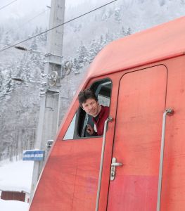 18-02-2013 KONINKLIJK HUIS: KONINKLIJKE FAMILIE IN LECH VOOR WINTERSPORT VAKANTIE.
Lech - In het Oostenrijkse Lech was maandagochtend om 10 uur het fotomoment van de koninklijke familie. Prinses Mabel en haar kinderen waren daar niet bij, maar zij is wel in Lech.
In het kerkje in Lech werd zondagavond een herdenkingsdienst gehouden voor prins Friso die vorig jaar ernstig gewond raakte toen hij onder een lawine terecht kwam. 

Hij ligt nog steeds met ernstig letsel in het ziekenhuis in Londen. Het fotomoment aan het begin van de wintersport vakantie was de laatste voor koningin Beatrix in de hoedanigheid als koningin. Daardoor was er veel meer pers aanwezig dan in voorgaande jaren.
foto: Albert den Iseger.