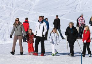 18-02-2013 KONINKLIJK HUIS: KONINKLIJKE FAMILIE IN LECH VOOR WINTERSPORT VAKANTIE.
Lech - In het Oostenrijkse Lech was maandagochtend om 10 uur het fotomoment van de koninklijke familie. Prinses Mabel en haar kinderen waren daar niet bij, maar zij is wel in Lech.
In het kerkje in Lech werd zondagavond een herdenkingsdienst gehouden voor prins Friso die vorig jaar ernstig gewond raakte toen hij onder een lawine terecht kwam. 

Hij ligt nog steeds met ernstig letsel in het ziekenhuis in Londen. Het fotomoment aan het begin van de wintersport vakantie was de laatste voor koningin Beatrix in de hoedanigheid als koningin. Daardoor was er veel meer pers aanwezig dan in voorgaande jaren.
foto: Albert den Iseger.