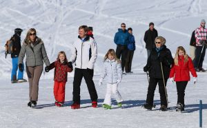 18-02-2013 KONINKLIJK HUIS: KONINKLIJKE FAMILIE IN LECH VOOR WINTERSPORT VAKANTIE.
Lech - In het Oostenrijkse Lech was maandagochtend om 10 uur het fotomoment van de koninklijke familie. Prinses Mabel en haar kinderen waren daar niet bij, maar zij is wel in Lech.
In het kerkje in Lech werd zondagavond een herdenkingsdienst gehouden voor prins Friso die vorig jaar ernstig gewond raakte toen hij onder een lawine terecht kwam. 

Hij ligt nog steeds met ernstig letsel in het ziekenhuis in Londen. Het fotomoment aan het begin van de wintersport vakantie was de laatste voor koningin Beatrix in de hoedanigheid als koningin. Daardoor was er veel meer pers aanwezig dan in voorgaande jaren.
foto: Albert den Iseger.