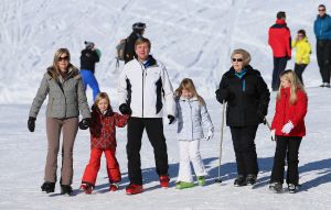18-02-2013 KONINKLIJK HUIS: KONINKLIJKE FAMILIE IN LECH VOOR WINTERSPORT VAKANTIE.
Lech - In het Oostenrijkse Lech was maandagochtend om 10 uur het fotomoment van de koninklijke familie. Prinses Mabel en haar kinderen waren daar niet bij, maar zij is wel in Lech.
In het kerkje in Lech werd zondagavond een herdenkingsdienst gehouden voor prins Friso die vorig jaar ernstig gewond raakte toen hij onder een lawine terecht kwam. 

Hij ligt nog steeds met ernstig letsel in het ziekenhuis in Londen. Het fotomoment aan het begin van de wintersport vakantie was de laatste voor koningin Beatrix in de hoedanigheid als koningin. Daardoor was er veel meer pers aanwezig dan in voorgaande jaren.
foto: Albert den Iseger.