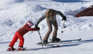 18-02-2013 KONINKLIJK HUIS: KONINKLIJKE FAMILIE IN LECH VOOR WINTERSPORT VAKANTIE.
Lech - In het Oostenrijkse Lech was maandagochtend om 10 uur het fotomoment van de koninklijke familie. Prinses Mabel en haar kinderen waren daar niet bij, maar zij is wel in Lech.
In het kerkje in Lech werd zondagavond een herdenkingsdienst gehouden voor prins Friso die vorig jaar ernstig gewond raakte toen hij onder een lawine terecht kwam. 

Hij ligt nog steeds met ernstig letsel in het ziekenhuis in Londen. Het fotomoment aan het begin van de wintersport vakantie was de laatste voor koningin Beatrix in de hoedanigheid als koningin. Daardoor was er veel meer pers aanwezig dan in voorgaande jaren.
foto: Albert den Iseger.